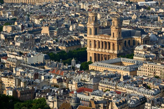 eglise saint sulpice et quartier autour de la place vu du ciel 