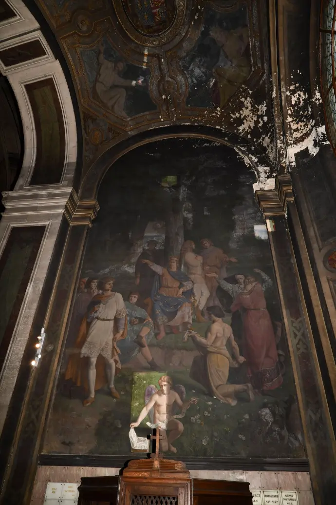 Mur de la chapelle Saint Louis avec un essai de restauration
