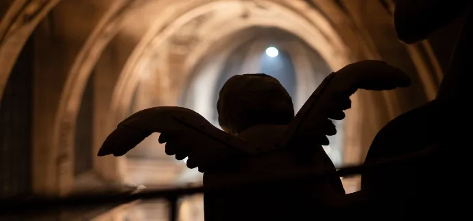 Ange en haut du buffet du grand orgue de saint sulpice, donnant sur la voute de l'église, floutée en fond. 